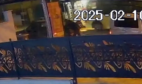 Marketten çıkarken silahlı saldırıda yaralandı