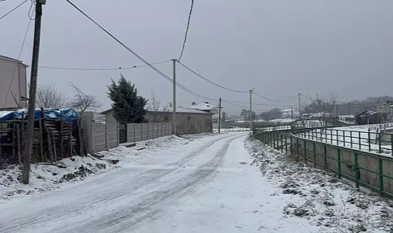 Tekirdağ'ın yüksek kesimlerine kar yağdı
