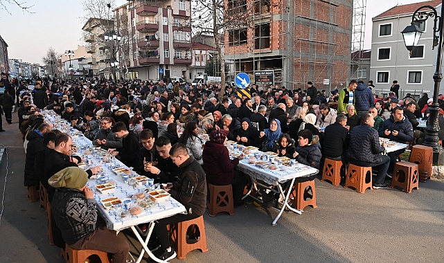 Çınarlı Mahallesi Halk Sofrasında 5 Bin Kişi Oruç Açtı