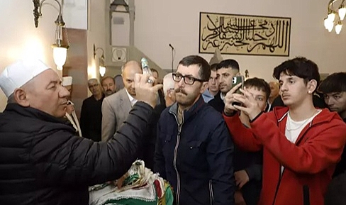 Kadir Gecesi'nde tarihi camide Sakal-ı Şerif'i ziyaret ettiler