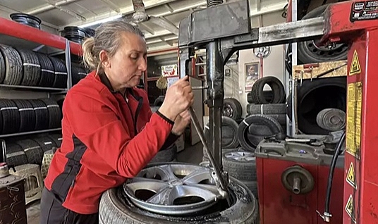 Kanseri yenen Remziye, lastik tamirciliği yapıyor