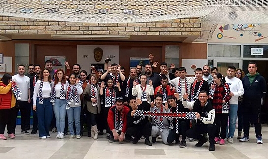 Lüleburgaz'da özel öğrencilere Beşiktaş atkısı hediye ettiler