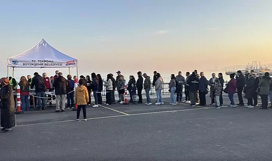 Tekirdağ’da 5 bin kişinin katıldığı iftar etkinliğinde uzun kuyruklar oluştu