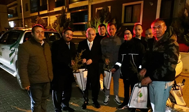 Vali Uğur Turan, Teravih Namazı Sonrası Vatandaşlara Fidan Dağıttı