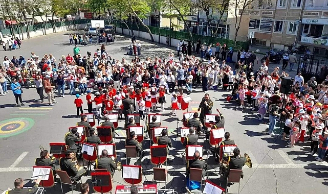 Askeri bando çocuklar için konser verdi
