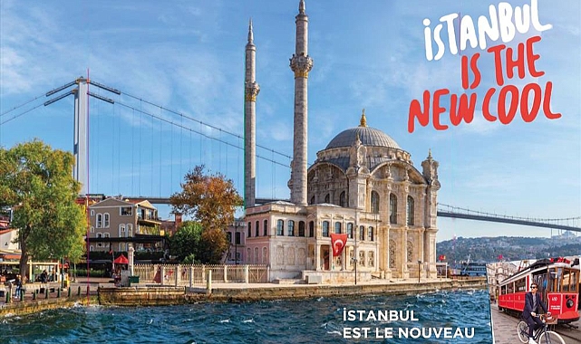 Champs-Élysées’de İstanbul Esintisi: Paris’te Dev İstanbul Afişi 