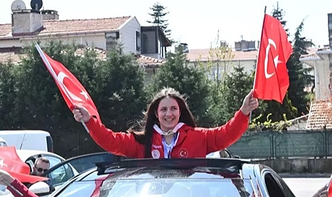 Dünya şampiyonu Esma Nur'a coşkulu karşılama