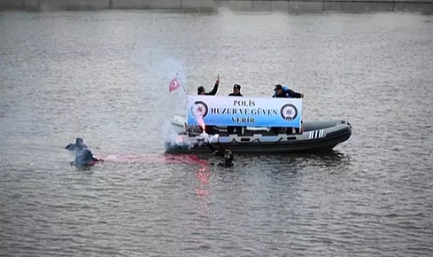 Edirne'de dalgıç polislerden Meriç Nehri'nde özel gösteri