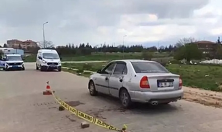 Otomobilde tartıştığı arkadaşını boğazından bıçakla yaraladı