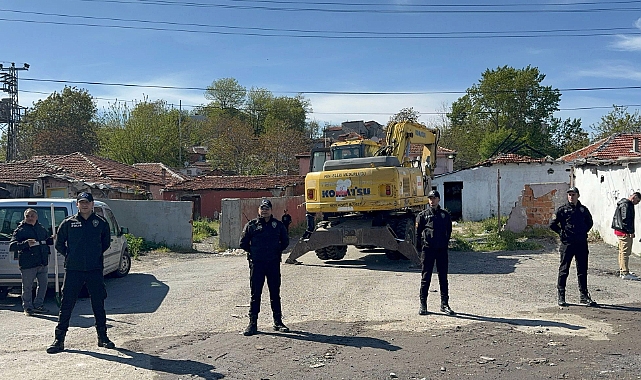 Tekirdağ'da uyuşturucu satıldığı tespit edilen 10 metruk bina yıkıldı
