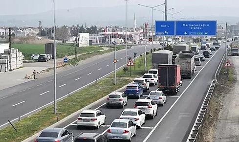Tekirdağ-İstanbul kara yolunda araç yoğunluğu başladı