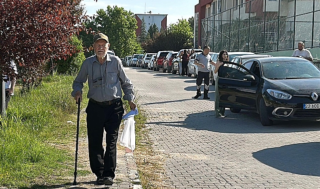 81 yaşındaki aday, 8’inci kez YKS’ye girdi; sınav yerine bastonuyla geldi
