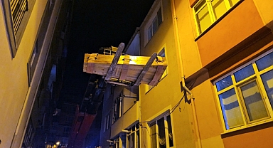 Çatı katındaki dairesinde ölü bulundu, vinçle alındı