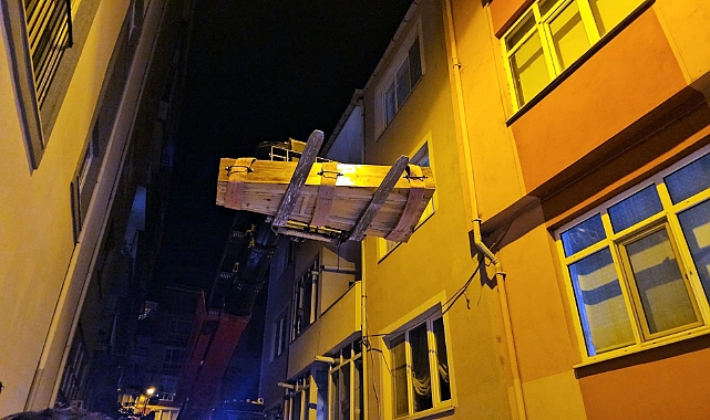 Çatı katındaki dairesinde ölü bulundu, vinçle alındı