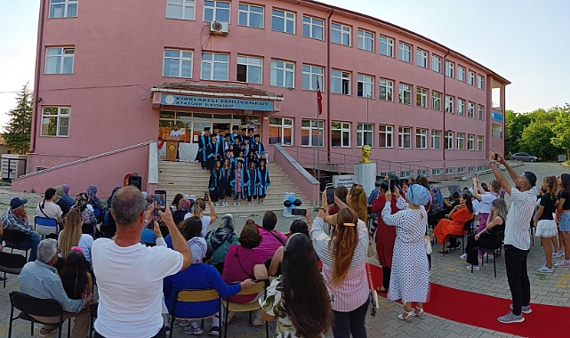 Pehlivanköy Belediye Başkanı Gündüz Hoşgör’den Ortaokul Mezunlarına Tebrik Mesajı