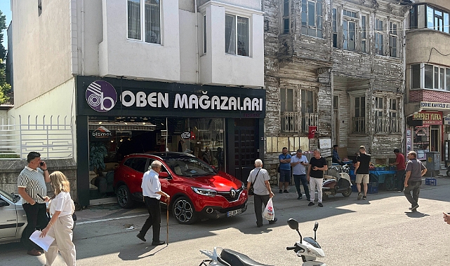 Sürücüsünün geri viteste unuttuğu otomobil, mobilya mağazasına girdi