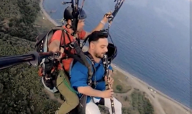 Yamaç paraşütü ile uçarken klarnet çaldı