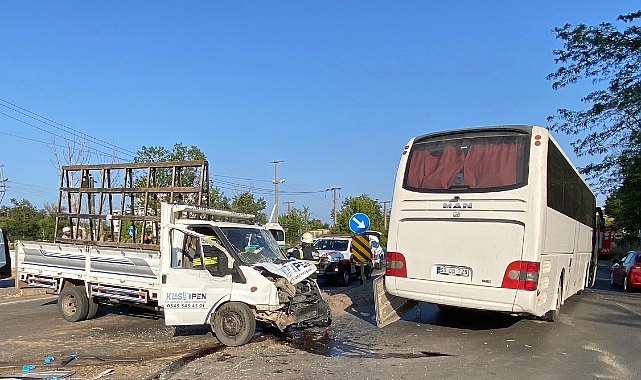 Yolcu otobüsü ile kamyonet çarpıştı; 2 yaralı