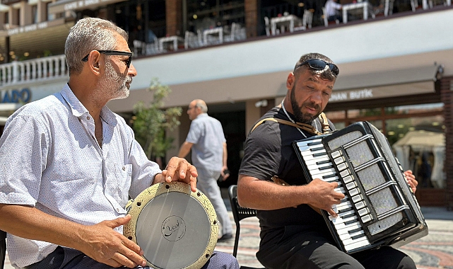 Sokak müzisyeninden ‘Gölgede bile pişiyorum’ şarkısı