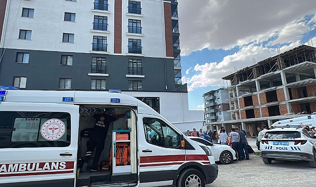 Eşini ve oğlunu boğup, bıçakla intihara kalkıştı