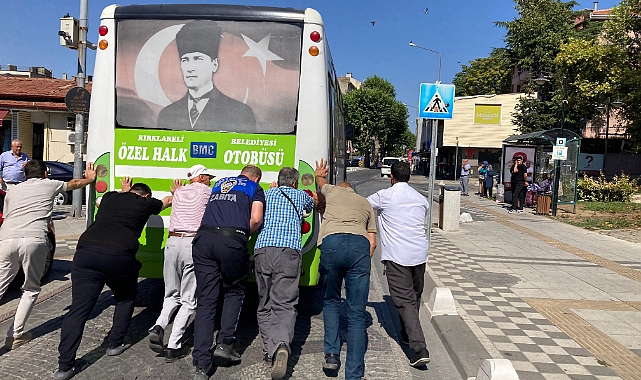 Karaumur Caddesi'nde Minibüs Arızası Trafik Aksamasına Neden Oldu