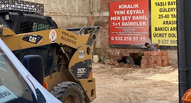Kırklareli'nde İş Makinesi Mağaza Duvarını Yıktı