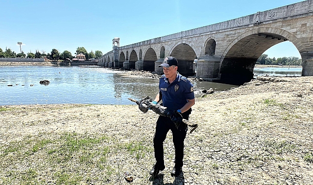 Meriç Nehri'nde sular çekildi, tarihi tüfek bulundu