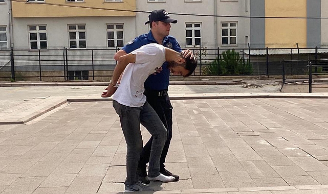 Uyuşturucu ile yakalandı, polisin serçe parmağını ısırıp kopardı