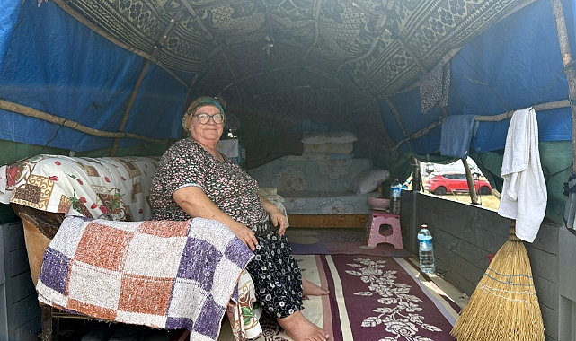 115 yıllık panayırda, ev ortamına çevirdikleri traktör römorklarında konaklıyorlar
