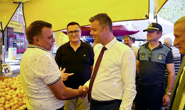 Başkan Sarıkurt, Pazartesi Pazarı´nda Vatandaş ve Esnafla Buluştu