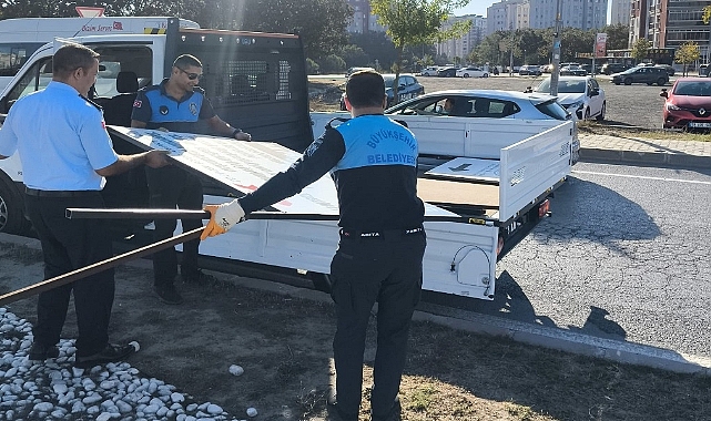 BÜYÜKŞEHİR ZABITA EKİPLERİNDEN İZİNSİZ REKLAM ELEMANLARINA GEÇİT YOK
