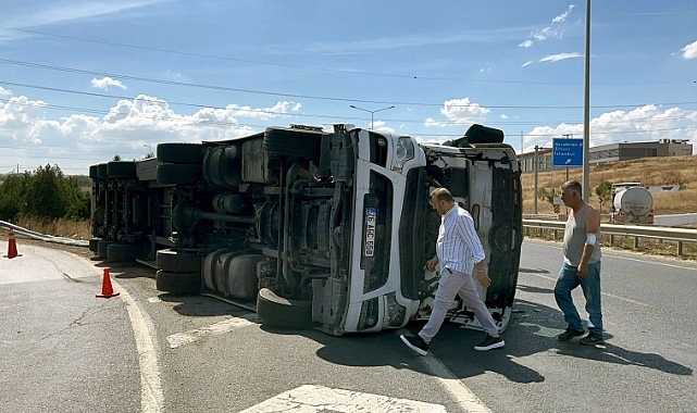 Çorlu’da kontrolden çıkan TIR devrildi; sürücü hafif yaralı