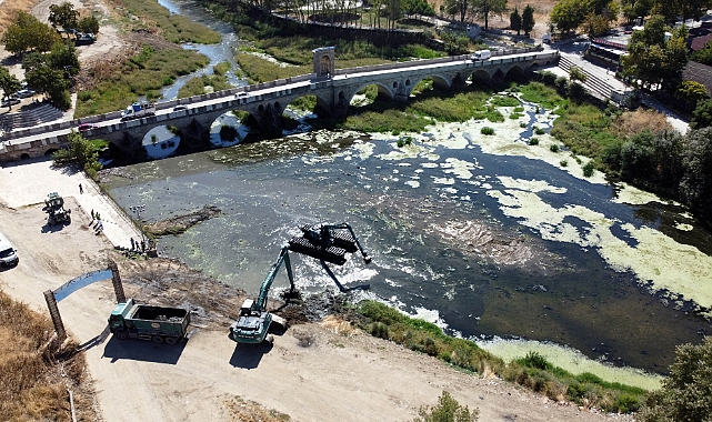 Edirne'de kuraklık nedeniyle otla kaplanan Tunca Nehri temizleniyor