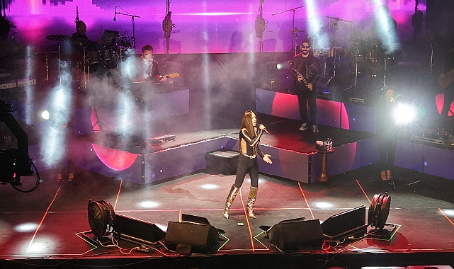Edirne’deki çeltik festivalinin son akşamında Simge sahne aldı