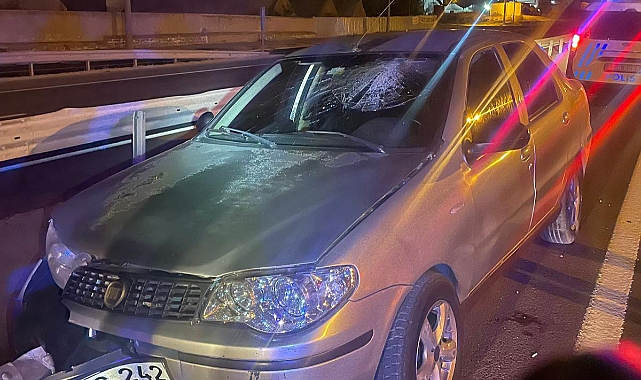 Ters yönde giderken refüje çarpan otomobilin alkollü sürücüsü yaralandı