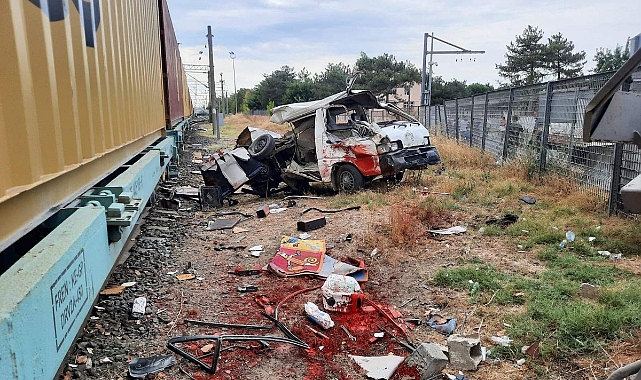 Trenin hemzemin geçitte çarptığı minibüsün sürücüsü yaralandı