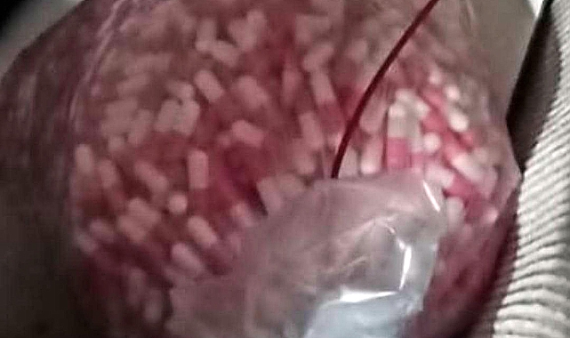 Çalıştığı ilaç fabrikasından çaldığı ham madde ile evinde uyuşturucu hap üretirken yakalandı