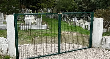 Kofçaz'da Örnek Dayanışma: Mezarlık Kapısı Hayırsever Çift Tarafından Onarıldı