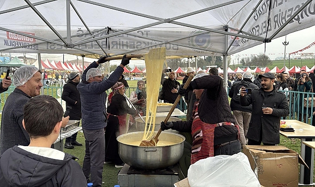 Hamsi ve Mıhlama Festivali'nde 1 ton mıhlama dağıtıldı