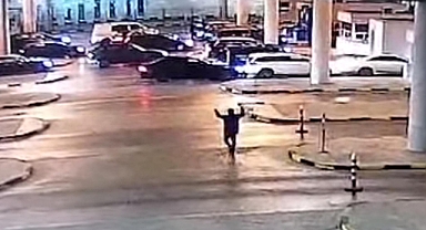 Kapıkule'de otomobilin çarptığı gümrük muhafaza memuru yaralandı; kaza kamerada