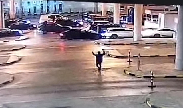 Kapıkule'de otomobilin çarptığı gümrük muhafaza memuru yaralandı; kaza kamerada