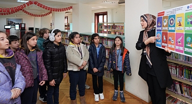 "KÜTÜPHANELERDEYİZ" ETKİNLİĞİYLE ÖĞRENCİLER, KÜTÜPHANELERDE BİLGİ VE BECERİ KAZANIYOR