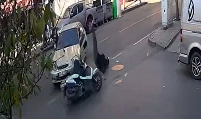 Otomobille çarpışan motosikletin sürücü yaralandı; kaza kamerada