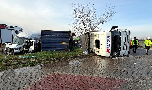 Refüjü aşıp karşı yöne geçen TIR, minibüse çarptı; 1'i çocuk, 5 yaralı