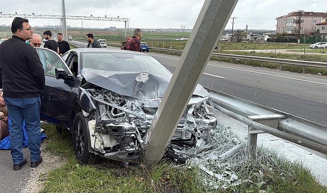 Tekirdağ'da kontrolden çıkan otomobil elektrik direğine çarptı; 2 yaralı