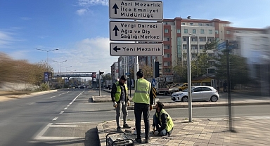 TRAFİK HİZMETLERİ EKİPLERİ ŞEHRİN DÖRT BİR YANINDA TRAFİK GÜVENLİĞİ İÇİN ÇALIŞIYOR