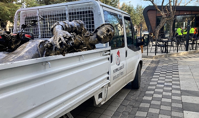 Vilayet Kafe Önündeki Heykel Yeni Yerine Konuldu
