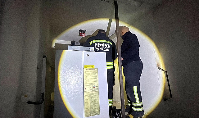 Çorlu'da elektrik kesintisinde asansörde mahsur kalanları itfaiye kurtardı