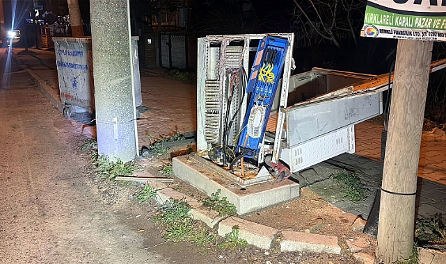 Direksiyon hakimiyetini kaybettiği aracıyla internet hattına çarpıp kaçtı