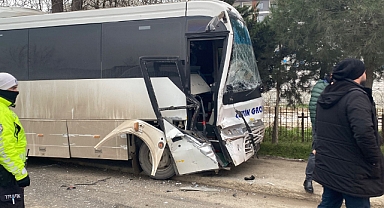 Servis midibüsleri kafa kafaya çarpıştı; 19 yaralı